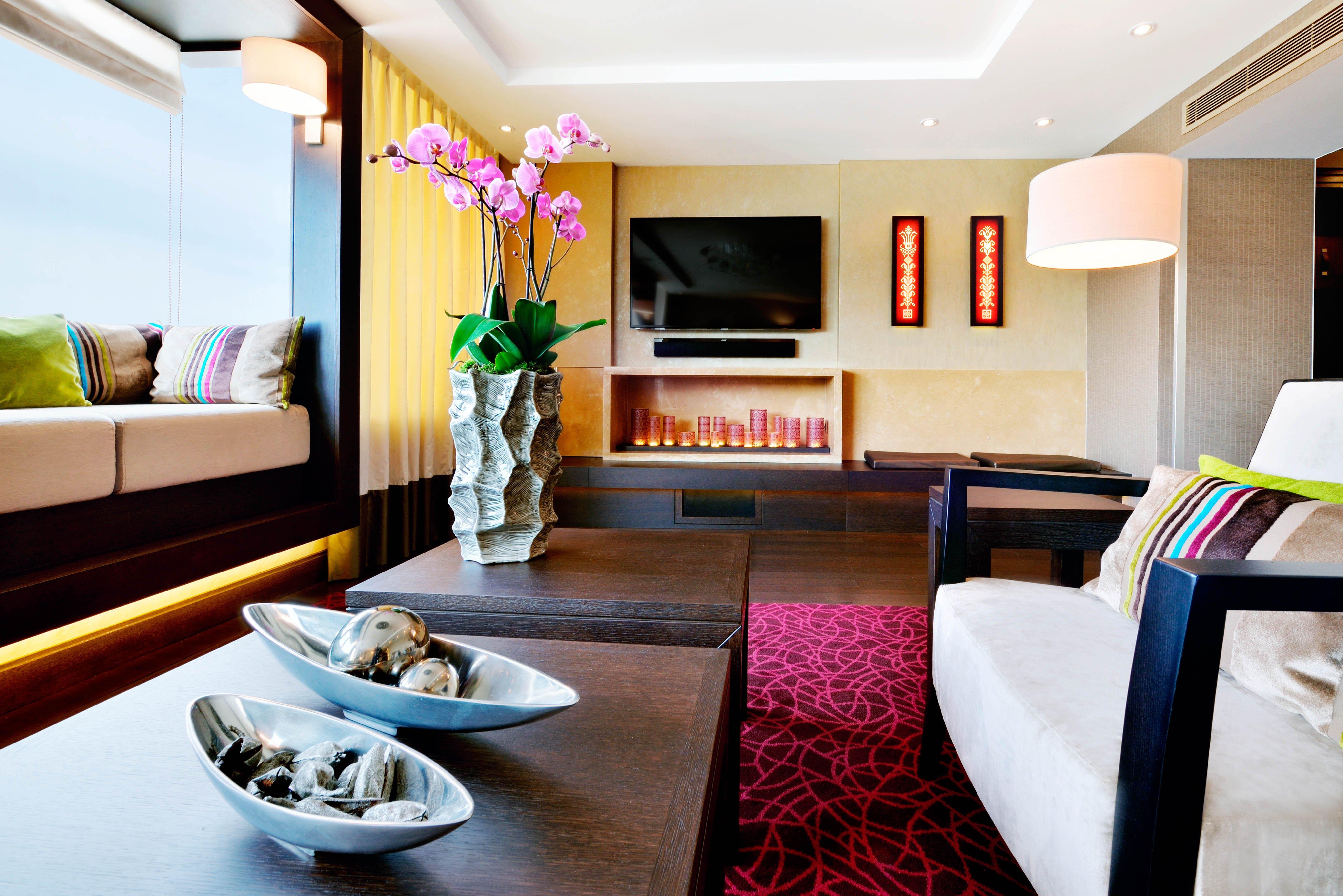 Intercontinental Budapest By Ihg Esterno foto The photo showcases a modern and stylish living room. Key features include:

- A comfortable seating arrangement with light-colored armchairs and large cushions in various colors.
- A sleek, dark coffee table displaying decorative bowls with stones o
