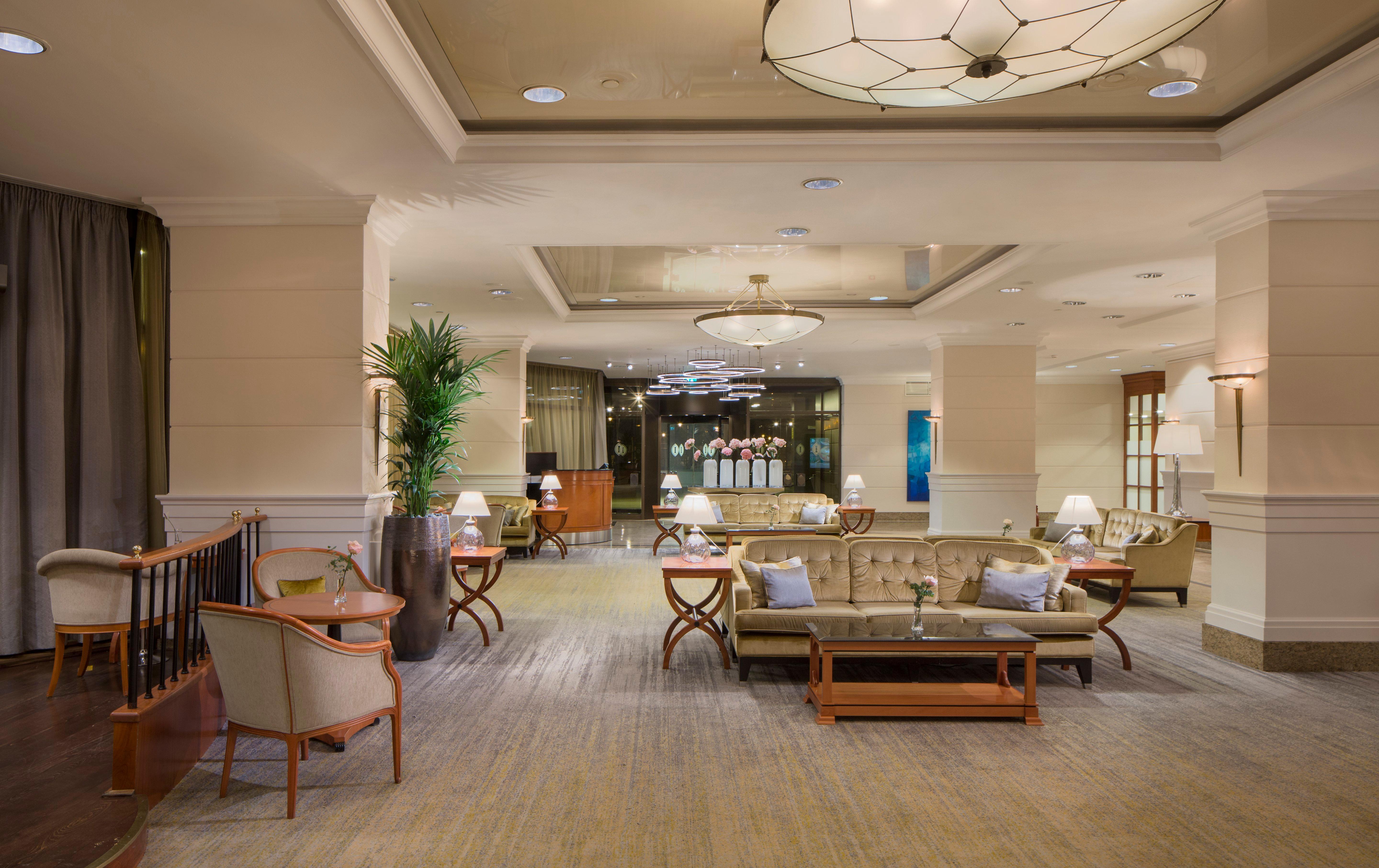 Intercontinental Budapest By Ihg Esterno foto The photo shows a spacious and elegantly designed hotel lobby. It features a comfortable seating area with a combination of sofas and chairs arranged around small tables. The decor is sophisticated, with neutral colors and tasteful furnishings. 

The