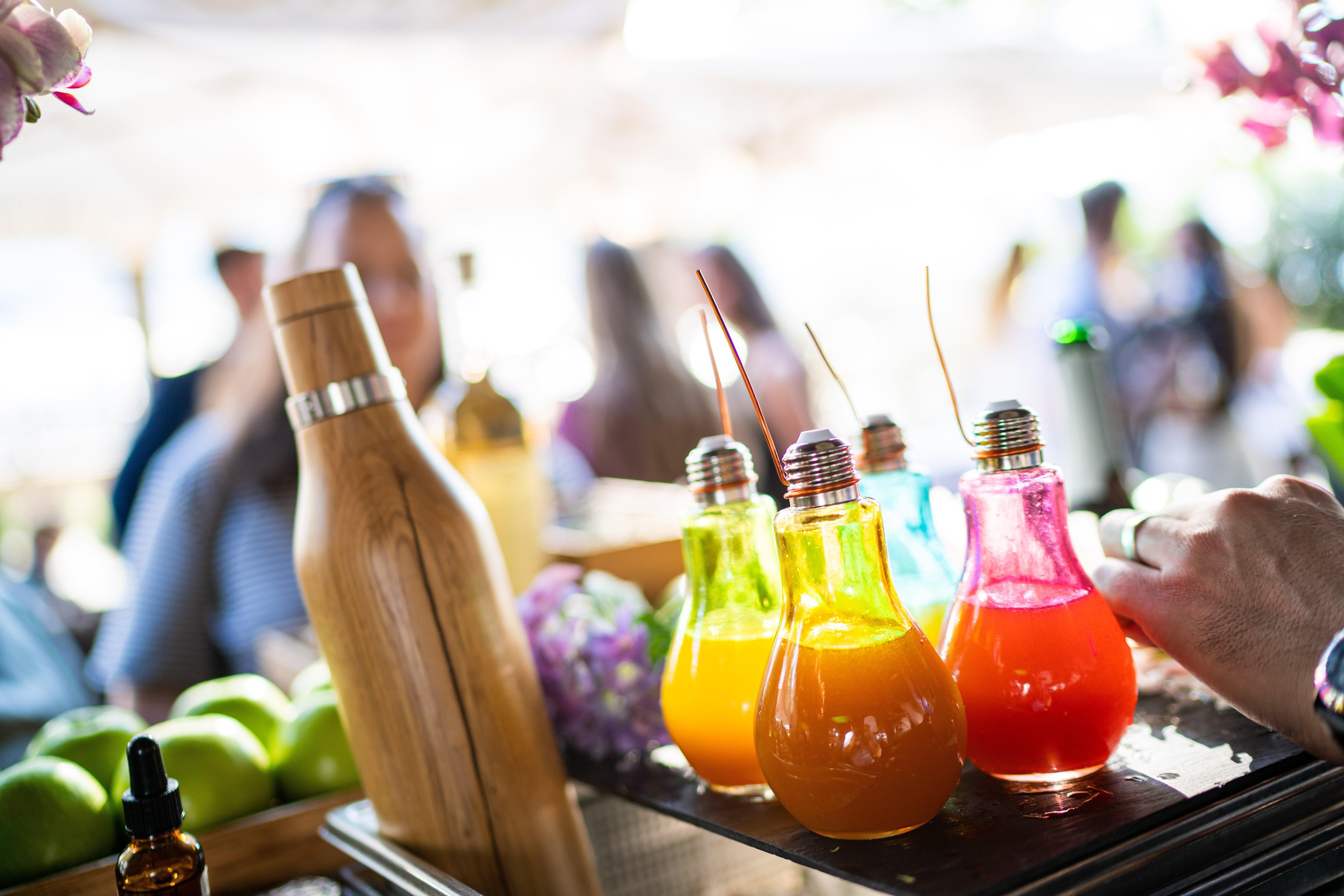 Intercontinental Budapest By Ihg Esterno foto The photo displays a vibrant array of colorful beverages in bulb-shaped glass bottles. There are several drinks in various shades, including yellow, orange, pink, and blue, each topped with a straw. In the foreground, a bamboo bottle is also visible,